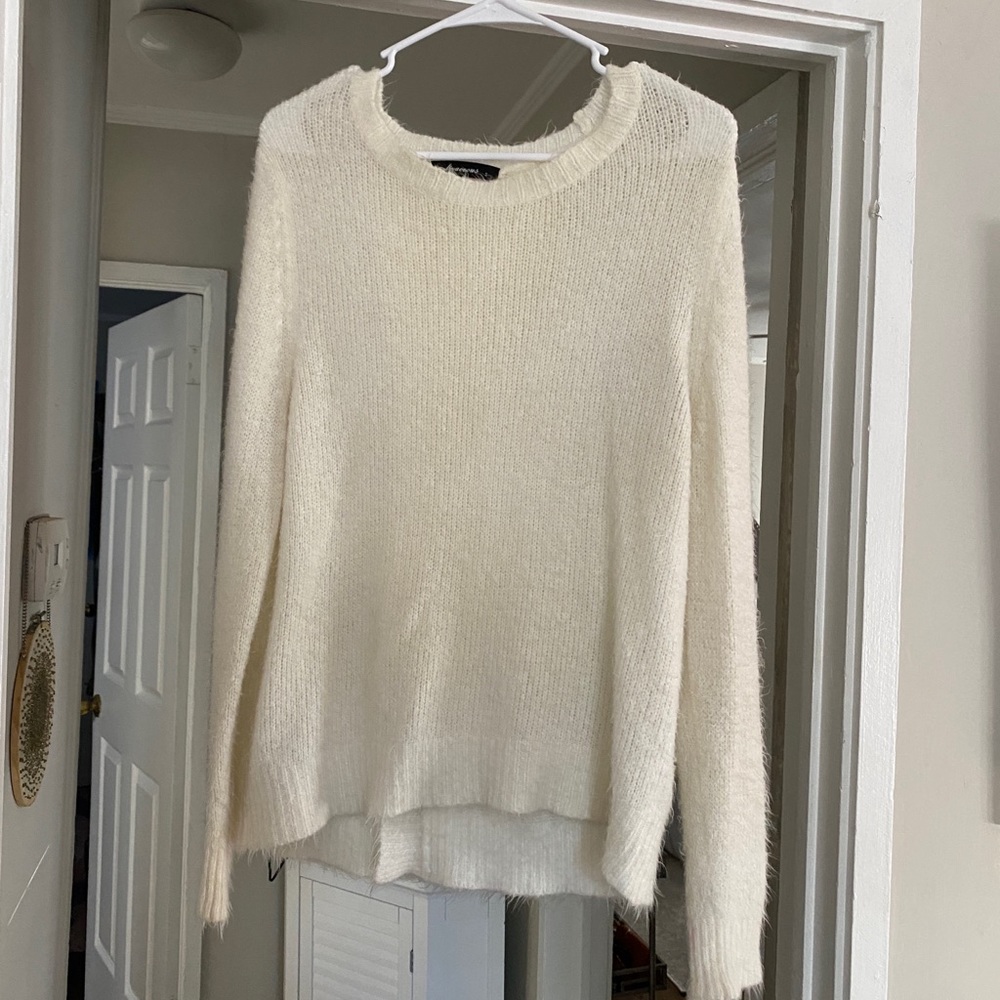 Olivaceous white sweater with open back